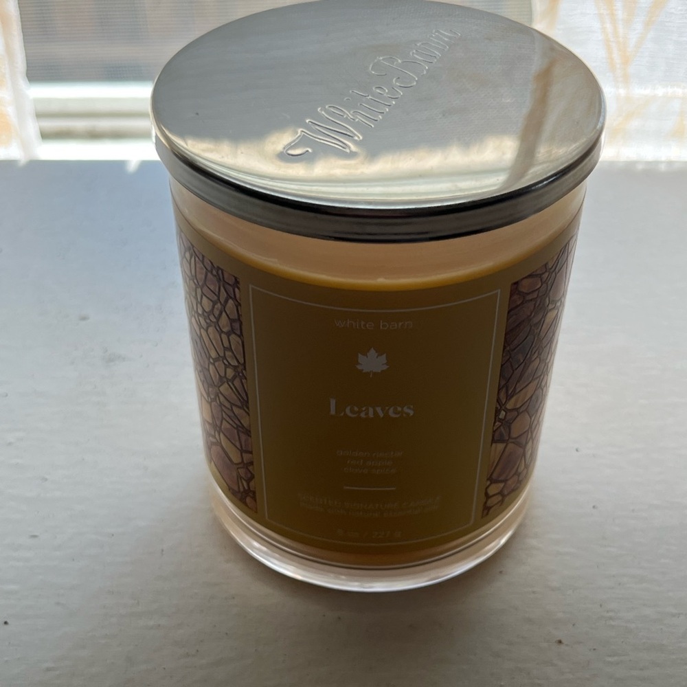 New! white barn Leaves single wick